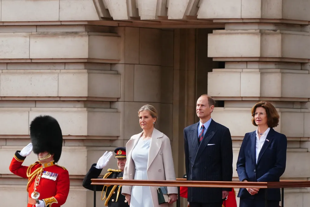 Vévodkyně z Edinburghu Sophie, princ Edward a francouzská velvyslankyně ve Spojeném království Helene Ducheneová přihlíží střídání stráží v Buckinghamském paláci