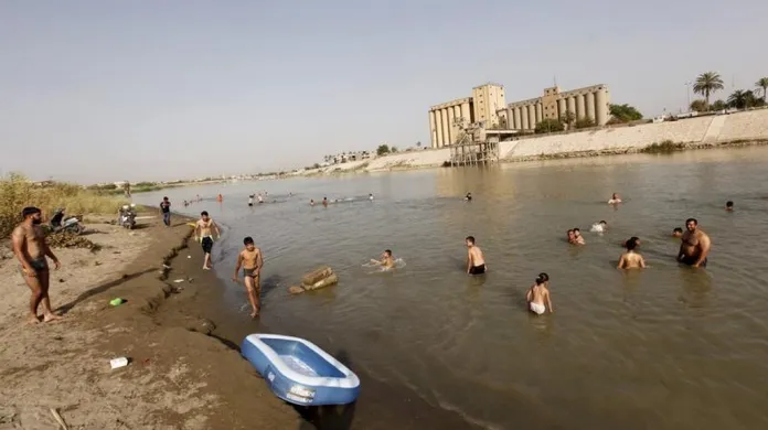 Iráčané se chladí v řece Tigris