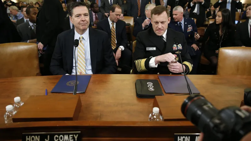 Šéf FBI James Comey a NSA Mike Rogers