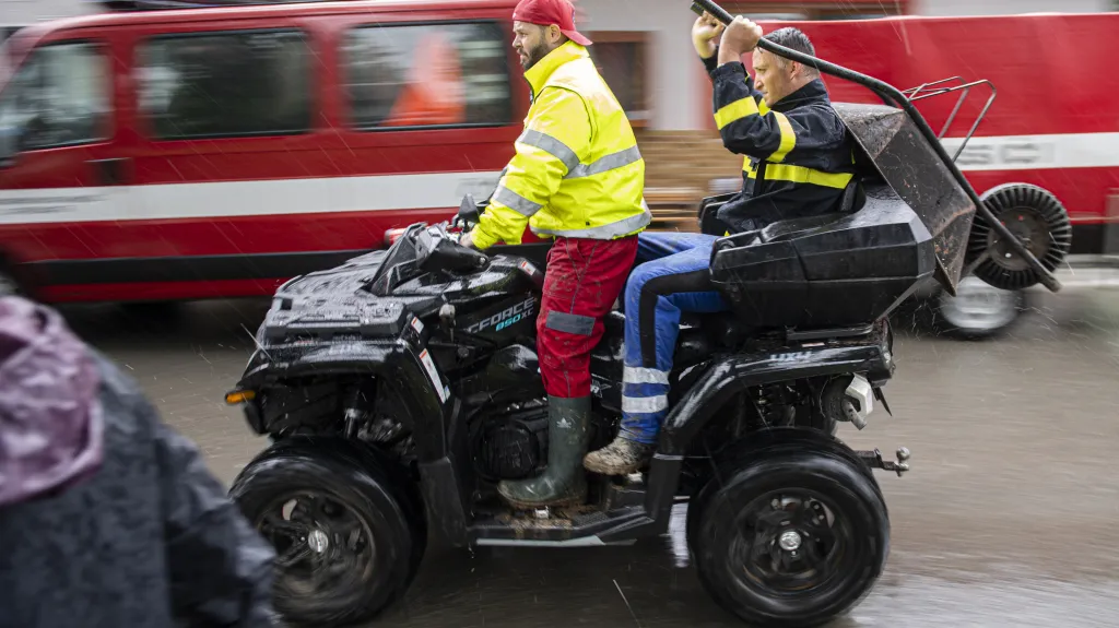 Hasiči pomáhali lidem v Tutlekách na Rychnovsku odstraňovat 19. června následky lokální povodně