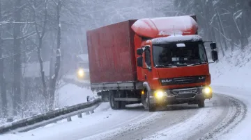 Sníh nadělal starosti řidičům na Zlínsku