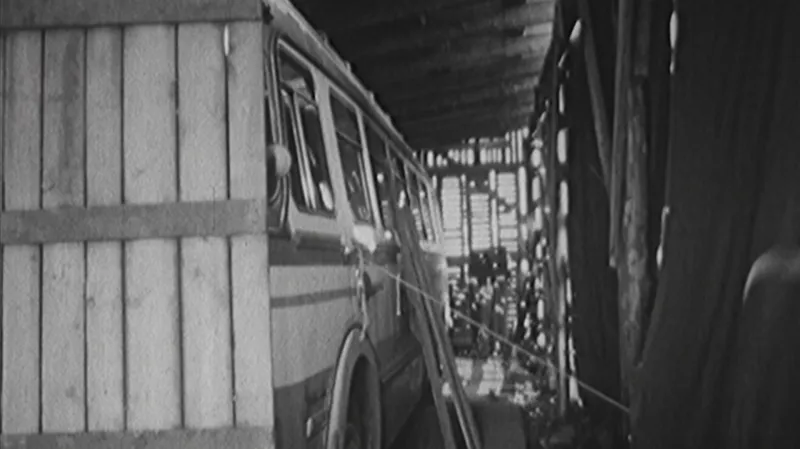 Přenosový vůz v provizorních podmínkách na rozestavěných Kavčích horách v srpnu 1968