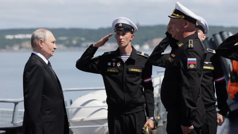 Ruský vládce Vladimir Putin sleduje vojenské cvičení Tichomořské flotily v Sachalinské oblasti