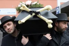 Poslední rozloučení s ortopedií v Orlové. Z nemocnice symbolicky vyrazil pohřební průvod