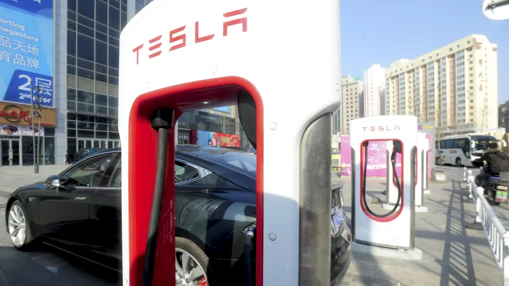 Mládek láká do Česka výrobce elektromobilů Tesla