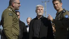 Prezident Petr Pavel (uprostřed) na vojenské základně u Pásma Gazy