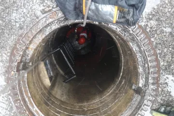 Muž spadl do kanalizační stoky, zatím ho nenašli
