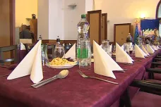 Brněnský biskup Cikrle usedl se sociálně slabými k vánočnímu obědu