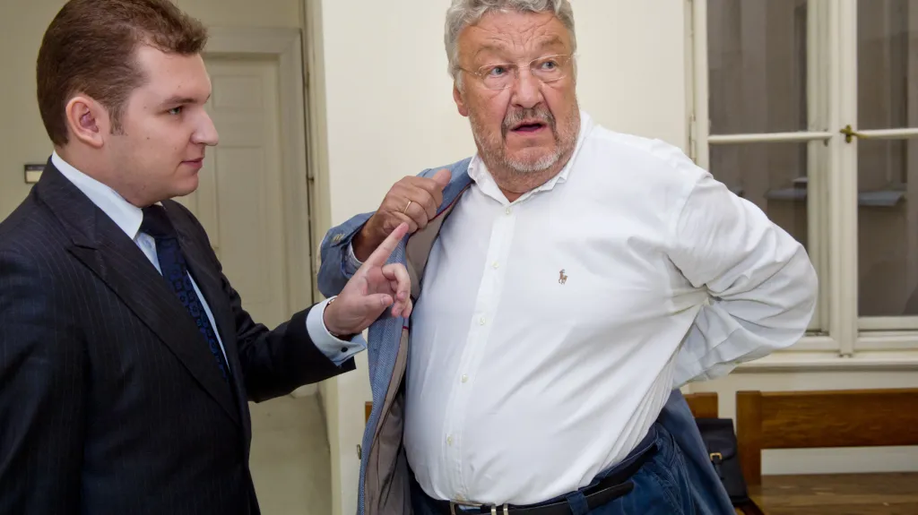 Textař Ladislav Vostárek (vpravo) u soudu