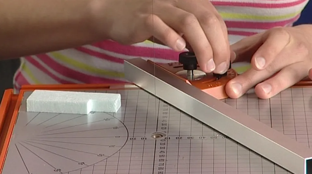 Studentka architektury při práci na návrhu