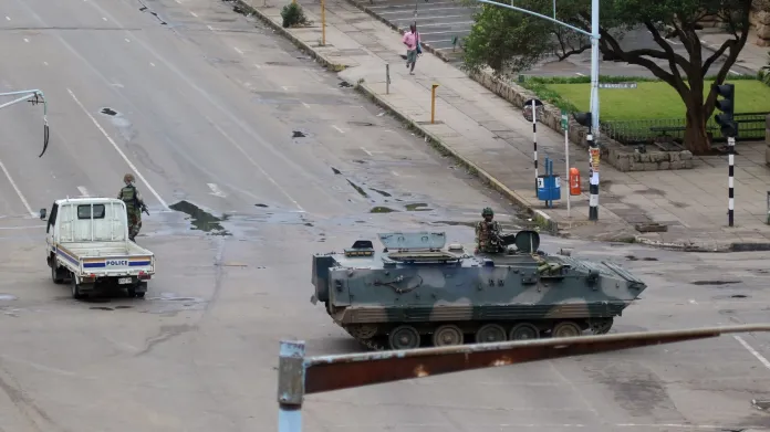Vojáci zablokovali hlavní silnici vedoucí k prezidentské kanceláři