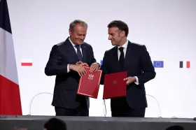 Francie a Polsko si při hrozbě útoku přijdou na pomoc, zavázali se Macron a Tusk