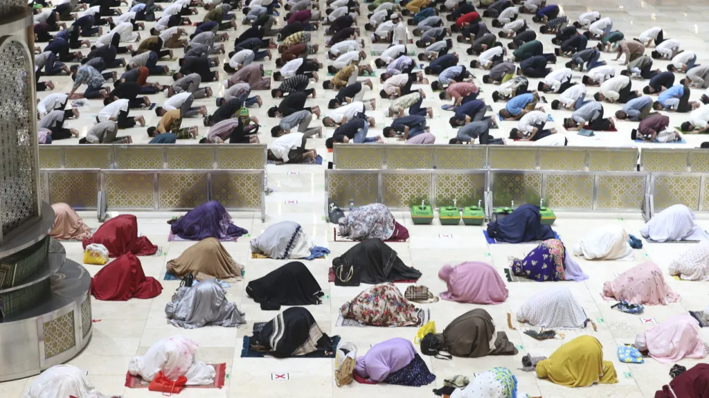Indonéští muslimové se během letošního ramadánu modlí s rozestupy