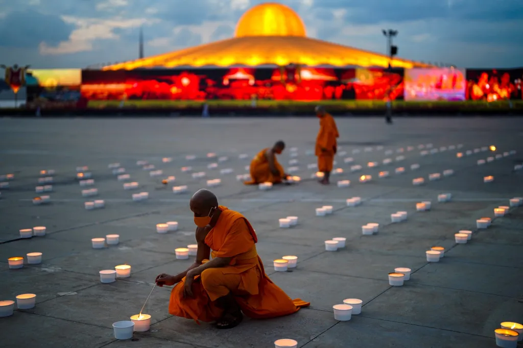 Oslavy buddhistického svátku Vesak v chrámovém komplexu Wat Phra Dhammakaya kousek od Bangkoku