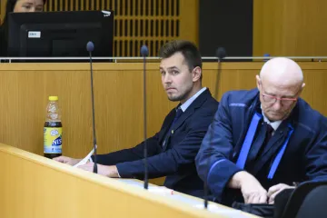 Řidič tramvaje u soudu popřel, že napadl Ukrajince s malým dítětem