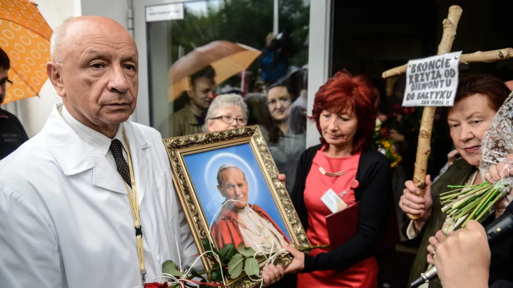 Profesor Chazan přišel kvůli odmítnutí provést potrat o místo