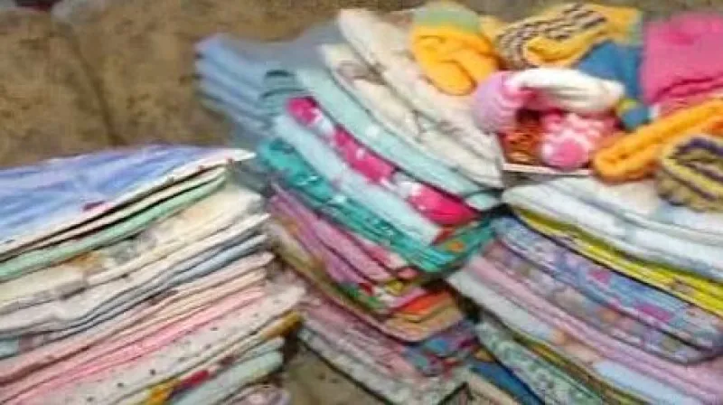 Zásoby peřinek u organizátorky akce