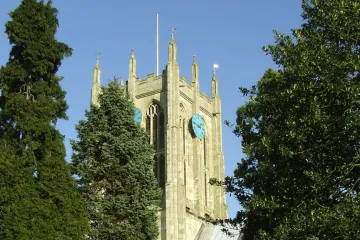 Úřední šiml zařehtal a kostel v Cottinghamu je potmě