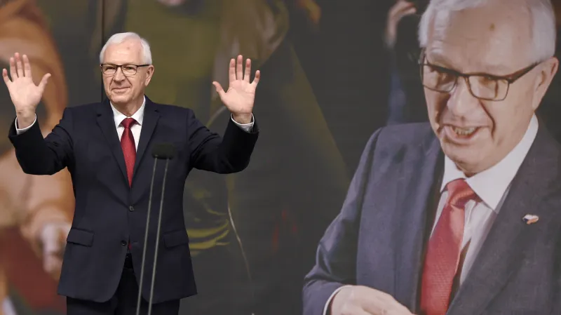 Neúspěšný kandidát na prezidenta Jiří Drahoš zdraví 27. ledna 2018 po vyhlášení výsledku druhého kola prezidentských voleb novináře a hosty v pražském Kongresovém centru, kde společně sledovali sčítání hlasů.