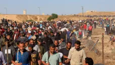 Palestinci čekající na humanitární pomoc v Pásmu Gazy