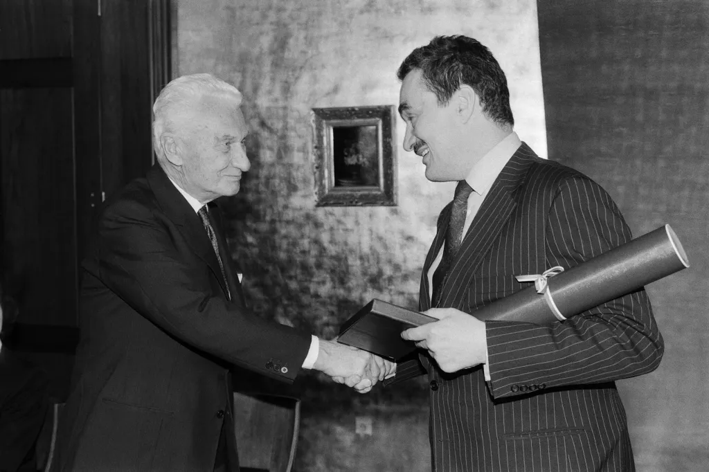 Kancléř Karel Schwarzenberg (vpravo) předal 25. listopadu 1991 na Pražském hradě podnikateli Tomáši Baťovi Řád Tomáše Garrigua Masaryka II. třídy