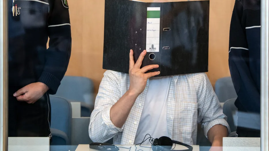 Obžalovaný si zakrýval tvář. Foto ze začátku soudního procesu 7. června 2019