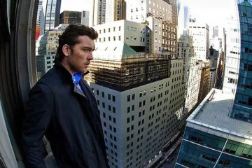 Muž na hraně balancuje na hraně průměrnosti