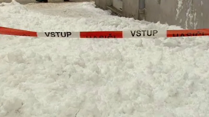 Ze střech padá sníh a led