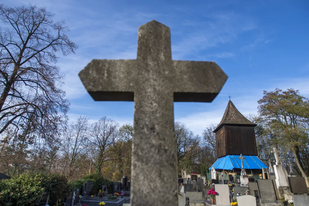 Oprava památkově chráněné dřevěné zvonice u kostela svatého Jana Křtitele ze 16. století v královéhradecké čtvrti Nový Hradec Králové