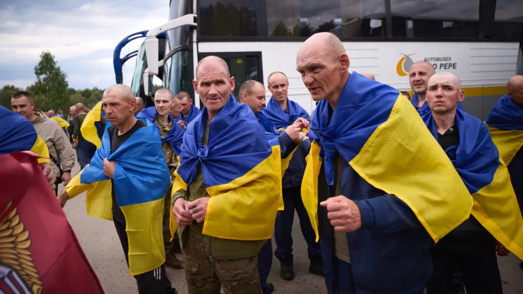 Ukrajinští vojáci vrácení Ruskem při velké výměně zajatců
