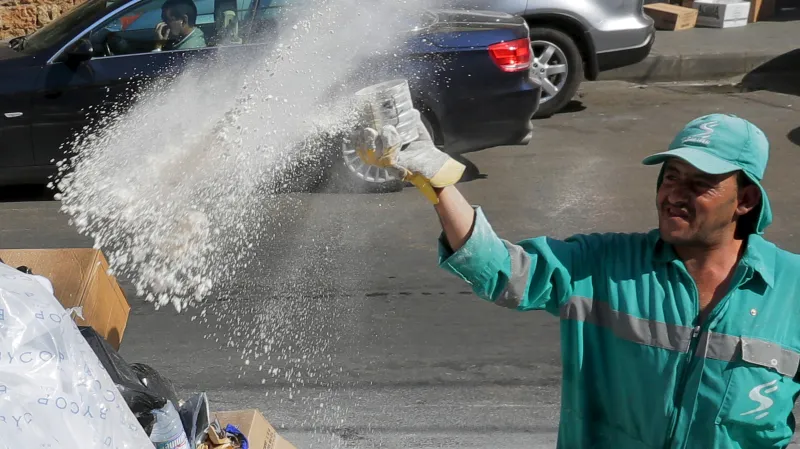 V Bejrútu posypávají odpadky v ulicích prostředky proti potkanům