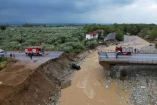 Počet obětí záplav v Řecku vzrostl na šest, situace ve střední části země je kritická 