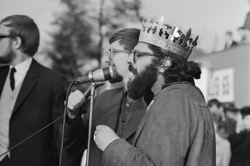 Beatnik Ginsberg se stal v Praze králem majálesu, pro StB byl ale chroustem