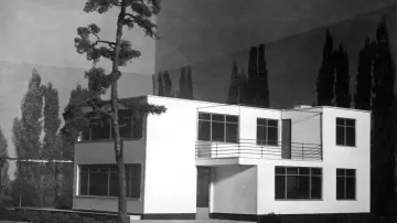 Modelový dům z dílny Bauhausu podle návrhu Waltera Gropia z roku 1930. Zobrazuje rodinný dům s osmi místnostmi za 27 800 marek