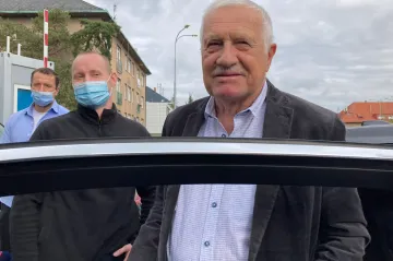  Exprezident Klaus absolvoval v nemocnici kontrolu a zároveň tam navštívil prezidenta Zemana