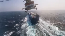 Vrtulník hútíů nad lodí Galaxy Leader v Rudém moři na snímku z 20. listopadu 2023, ilustrační foto