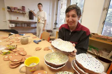 Pro chráněné dílny je handicap výhodou. O Vánocích nestíhají