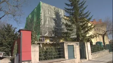 Stavebník přikryl načerno opravovaný dům přikrýt plachtou