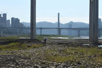 Vedra a sucho sužují i Čínu. Veletoky vysychají, úřady daly před průmyslem přednost klimatizacím