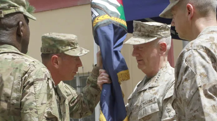 David Petraeus předává velení v Afghánistánu Johnu Allenovi
