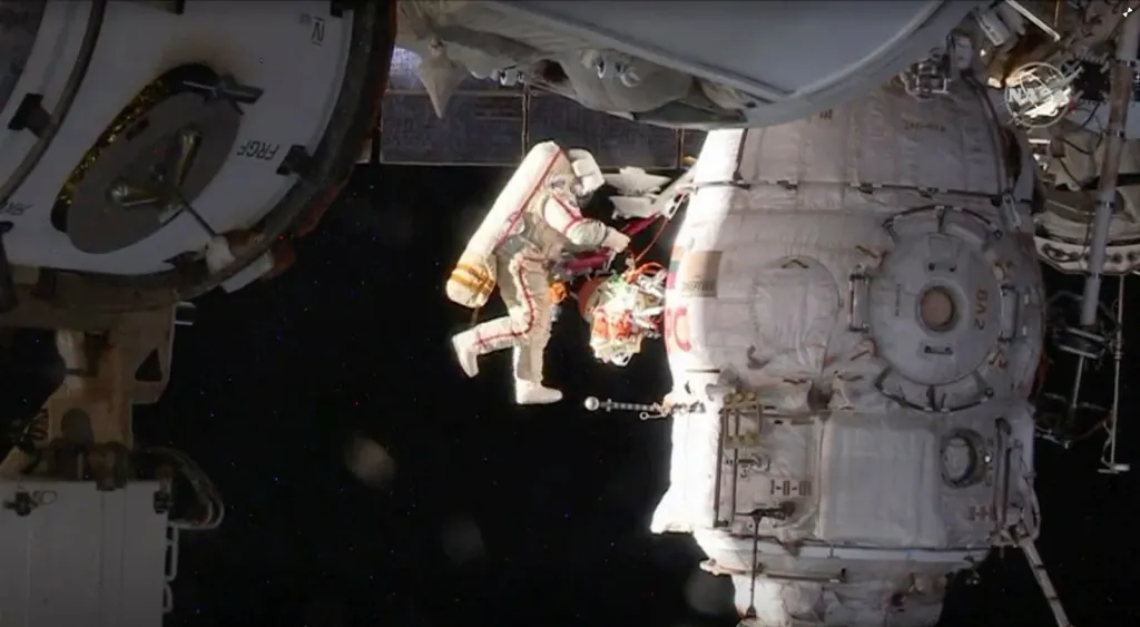 Ruský kosmonaut Oleg Kononěnko při obhlídce trupu Mezinárodní vesmírné stanice na videu NASA.