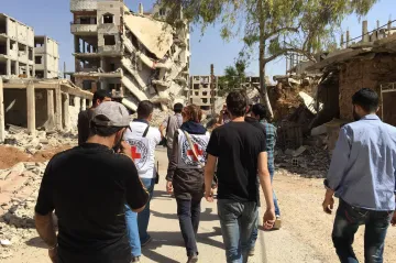 Do hladovějící syrské Daráji přijel humanitární konvoj s léky a potravinami