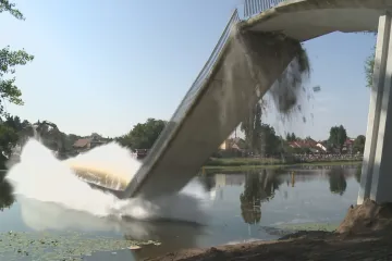 Lávka v Nymburku šla k zemi. Speciální nůžky přestřihly nosná lana