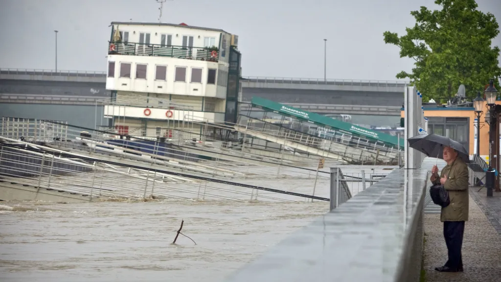 Stoupající Dunaj v Bratislavě