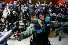 Politická krize v Hongkongu. Úřady vyřadily opozici z kandidátek, policie provedla razii