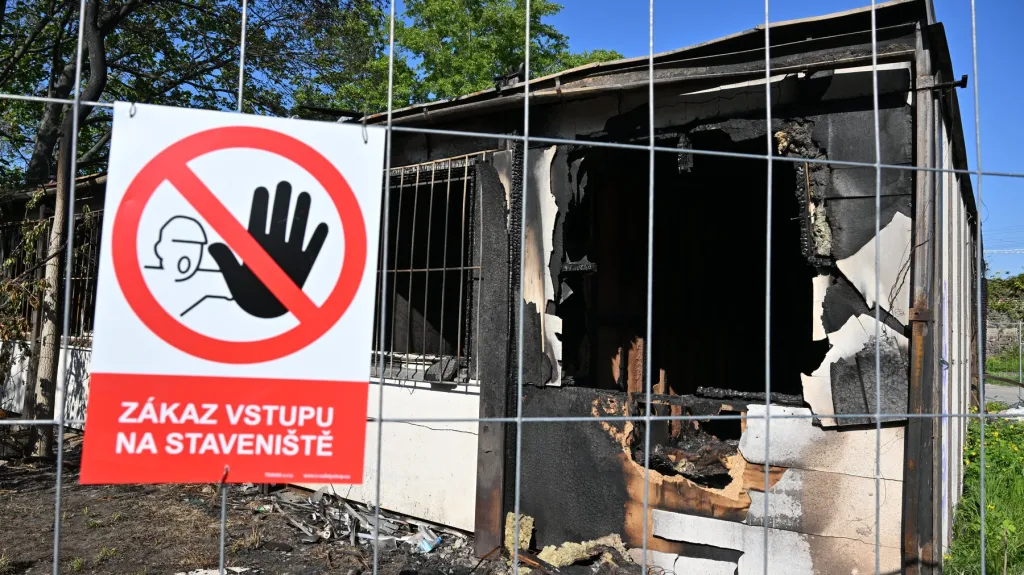 Vyhořelá stavební buňka v Brně