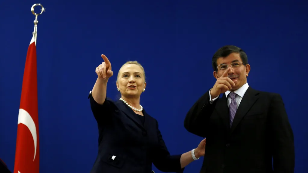 Hillary Clintonová a Ahmet Davutoglu