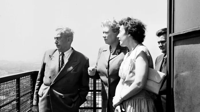 Starostka města Coventry spolu se svým týmem navštívila v roce 1958 radniční vyhlídku