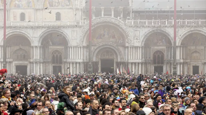 Lidé se sešli na náměstí svatého Marka při oslavách Benátského karnevalu