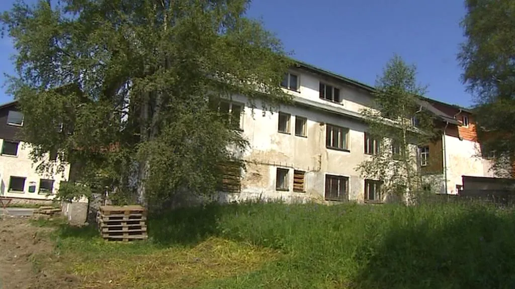 Pozůstatek bývalé pohraniční roty na Šumavě